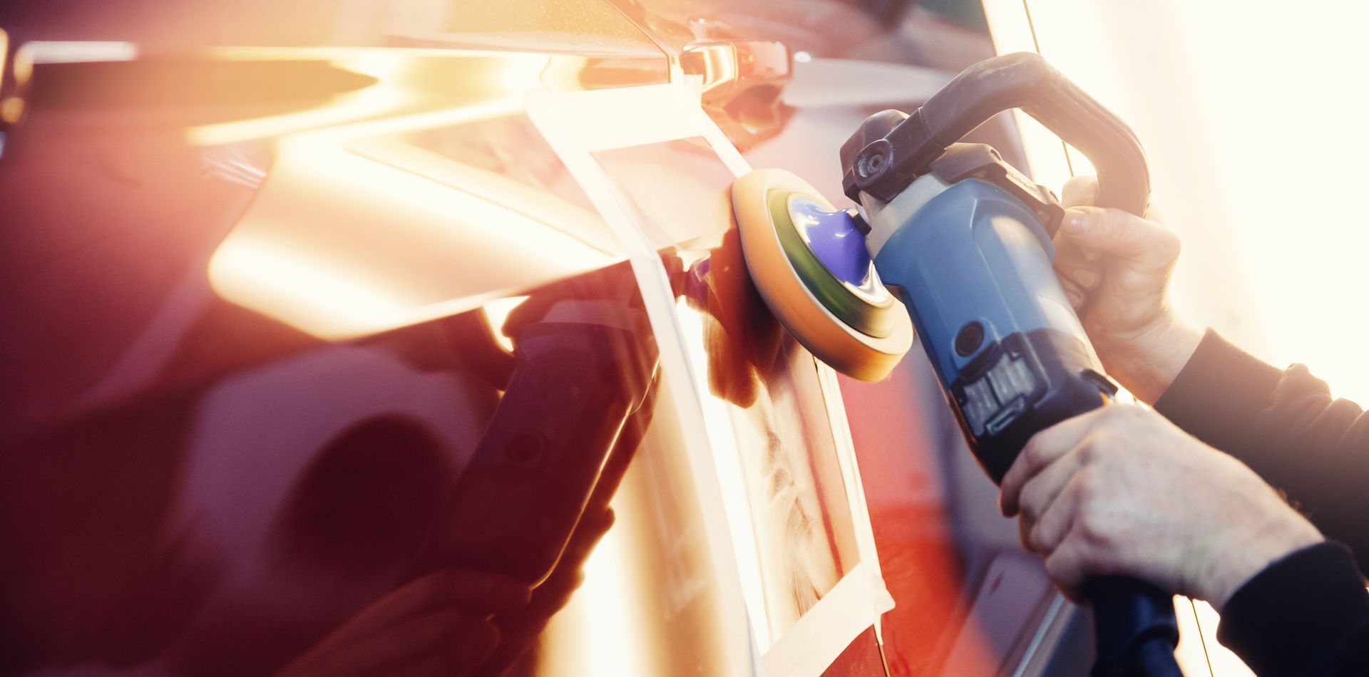 Polissage d'une portière de voiture