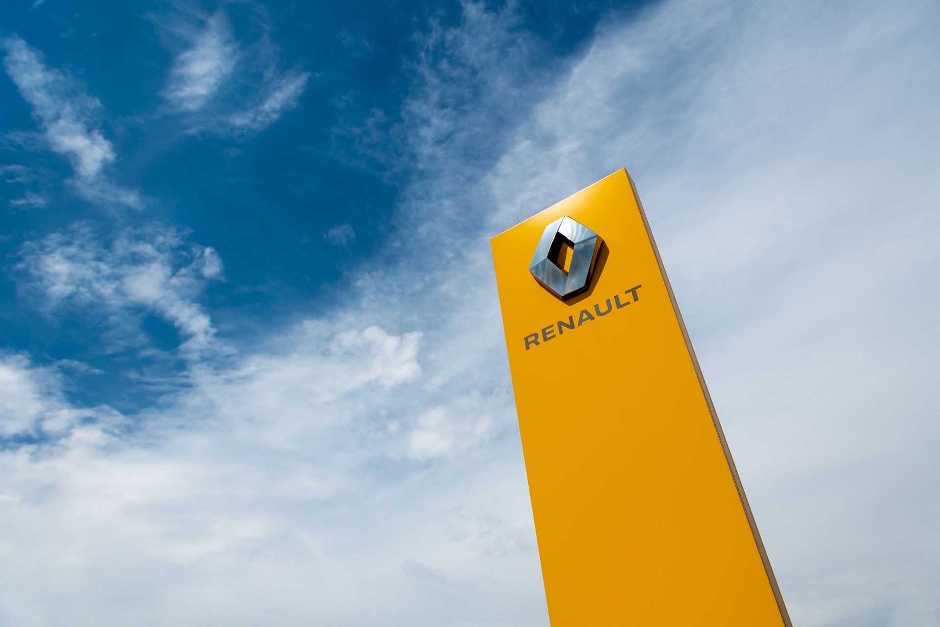 Enseigne Renault dans le ciel
