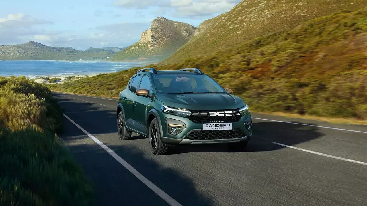 Véhicule Dacia Sandero sur une route