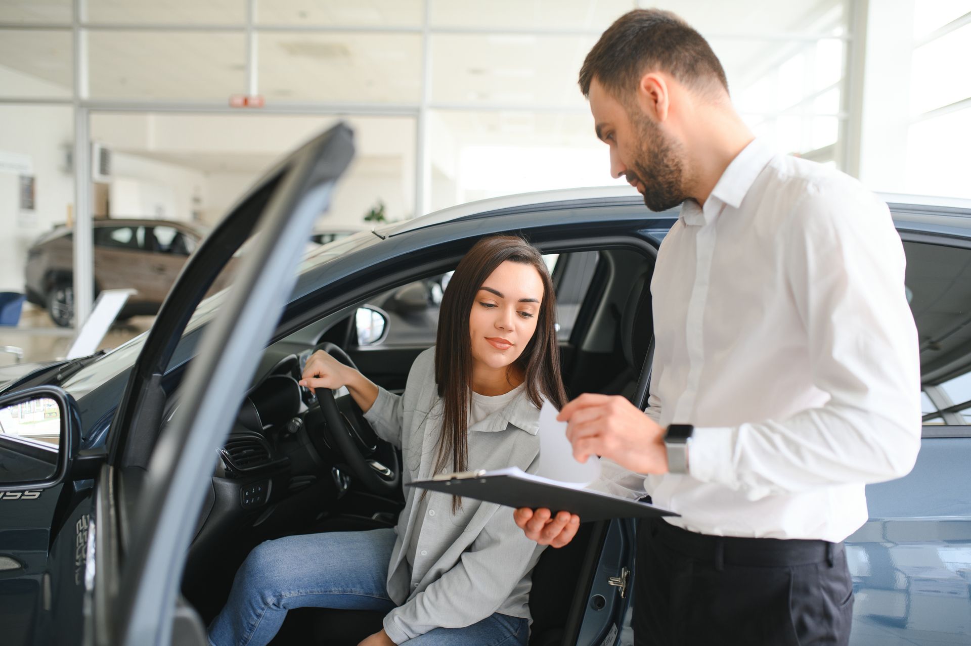 Vendeur automobile qui conseille une femme
