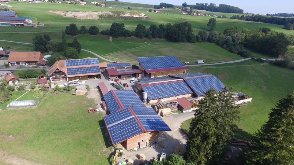 plusieurs maisons avec panneaux photovoltaïques