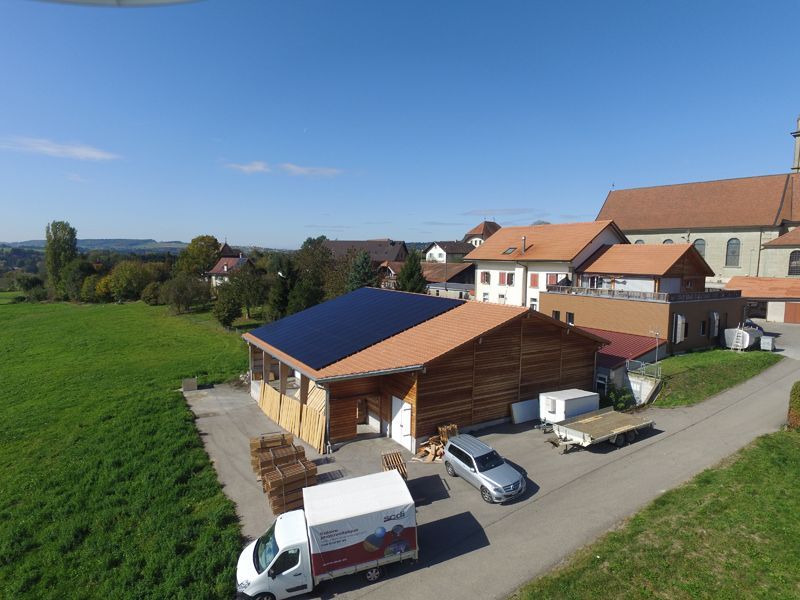 société avec panneaux photovoltaïques