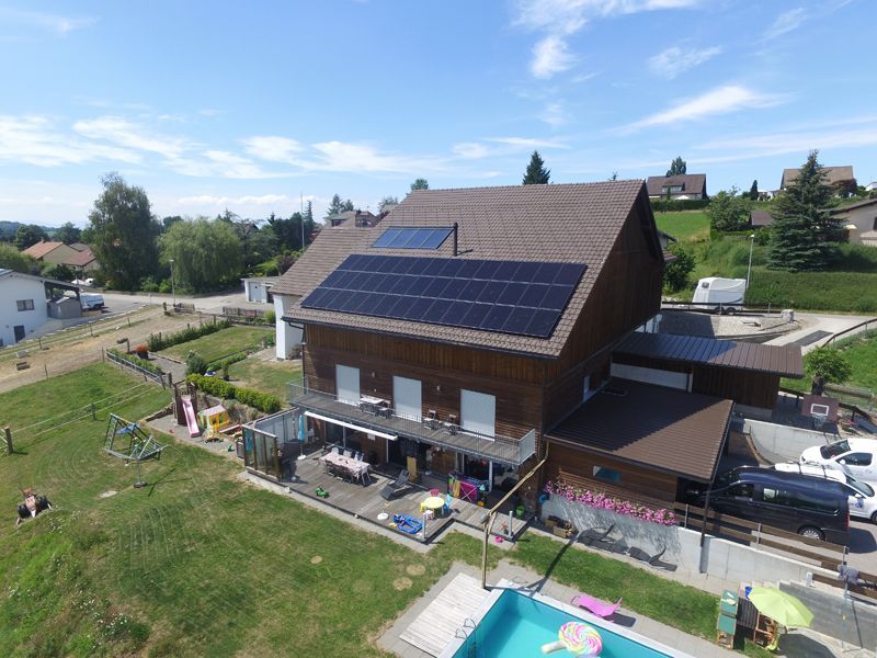maison avec panneaux photovoltaïques