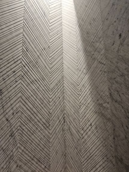 Un gros plan d'un mur avec un motif à chevrons dessus.
