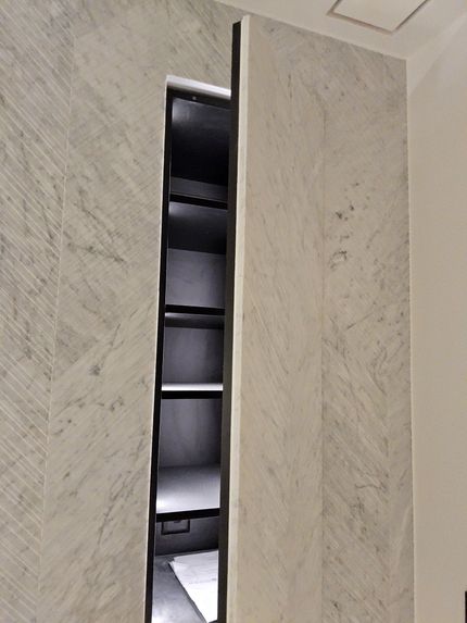 Un mur en marbre avec une étagère à l'intérieur