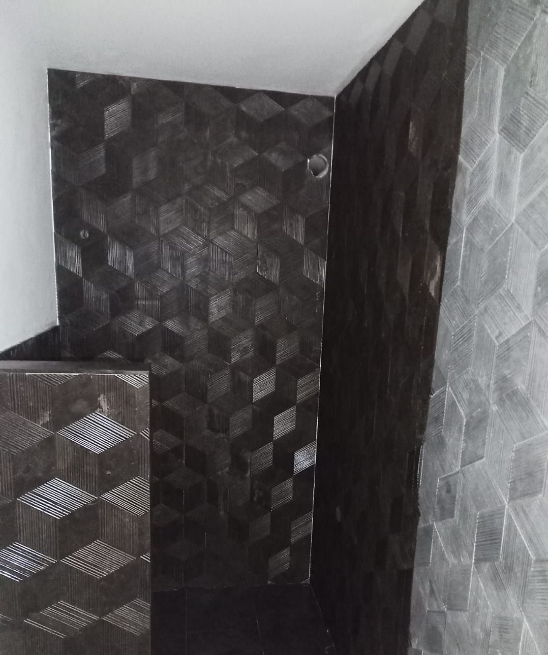 Un mur noir et blanc avec un motif géométrique dessus