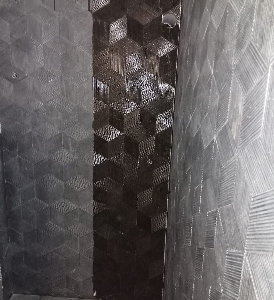 Un gros plan d'un mur avec un motif à chevrons dessus.