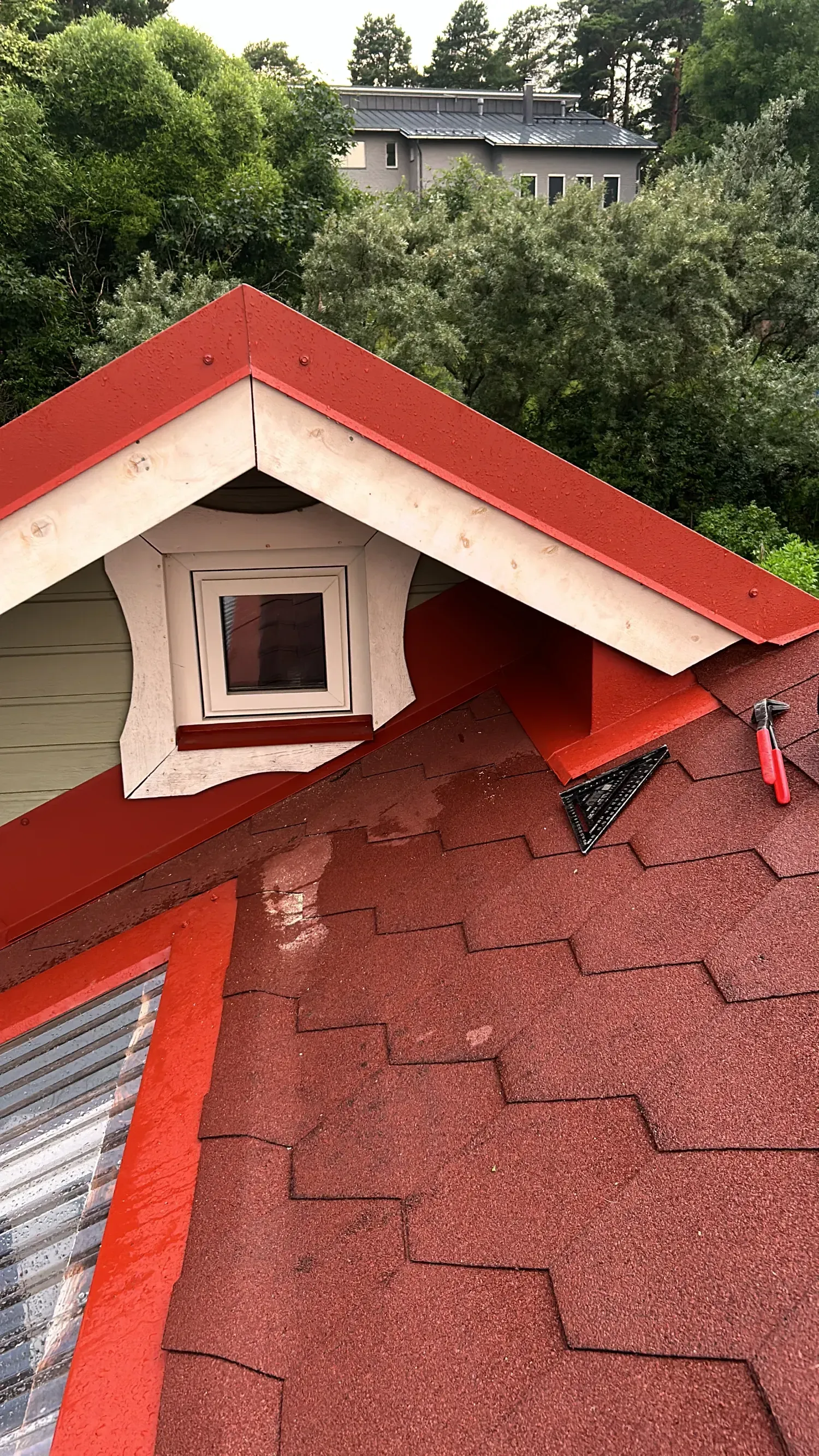 Rikkinäisten kattotiilien vaihto osana tiilikaton huoltoa Turun seudulla. Pidämme kattosi rakenteet kuivina.