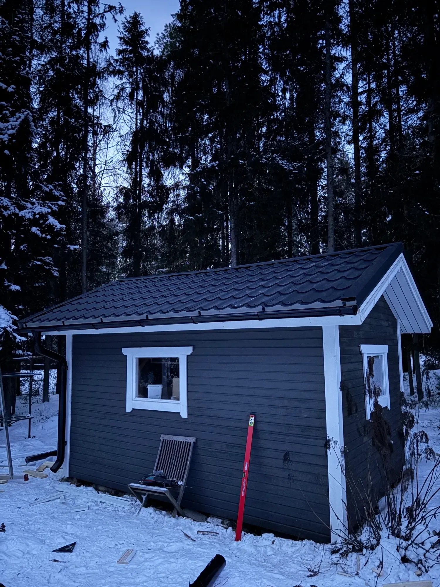 Tiilikaton pesu ja suojaus Turussa. Puhdas katto pidentää rakennuksen ikää ja parantaa ilmettä.