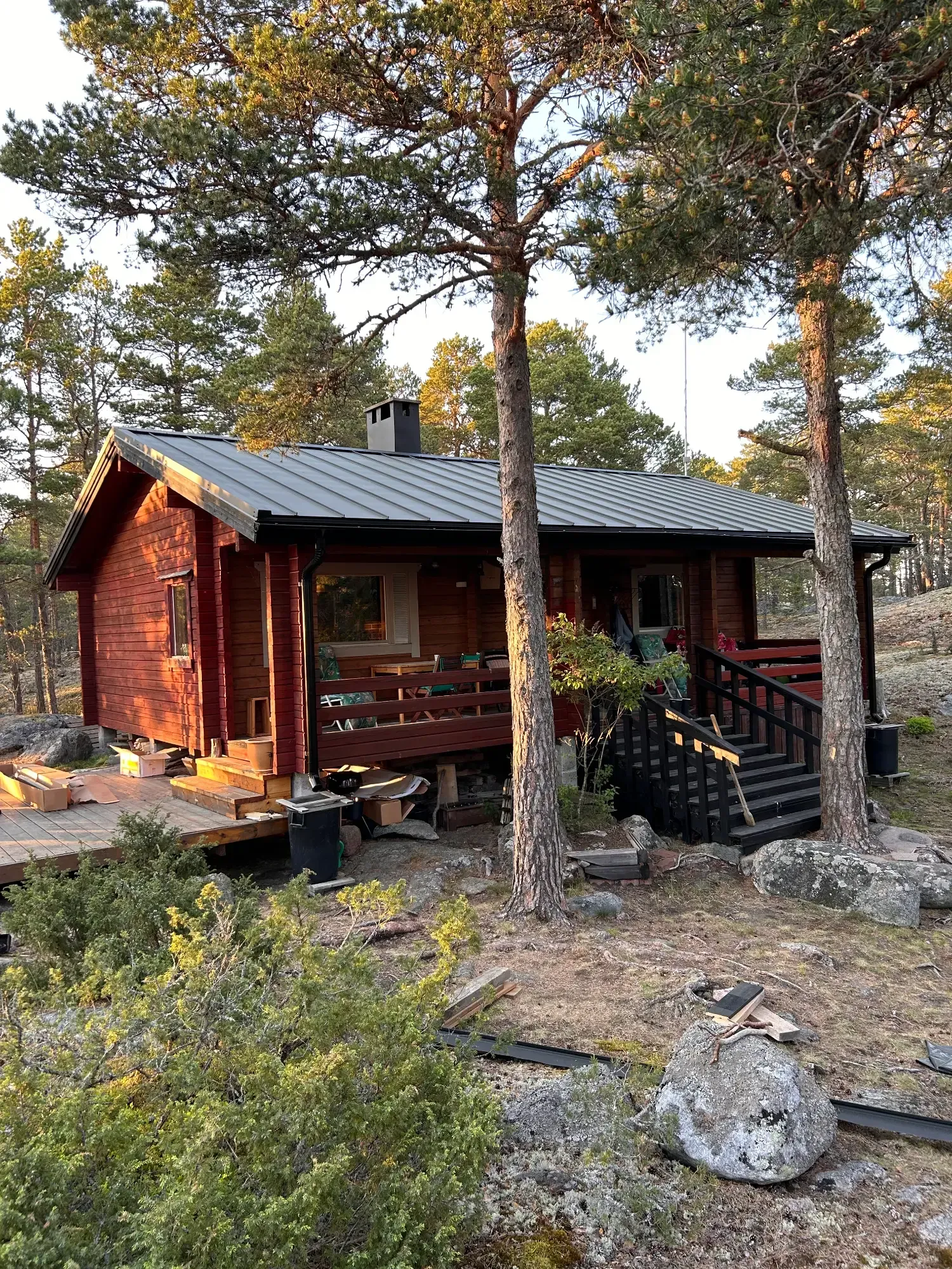 Kattohuoltosi Suomi Oy:n ammattilainen työssä. Luotettavaa katon pesua ja maalausta Varsinais-Suomessa.