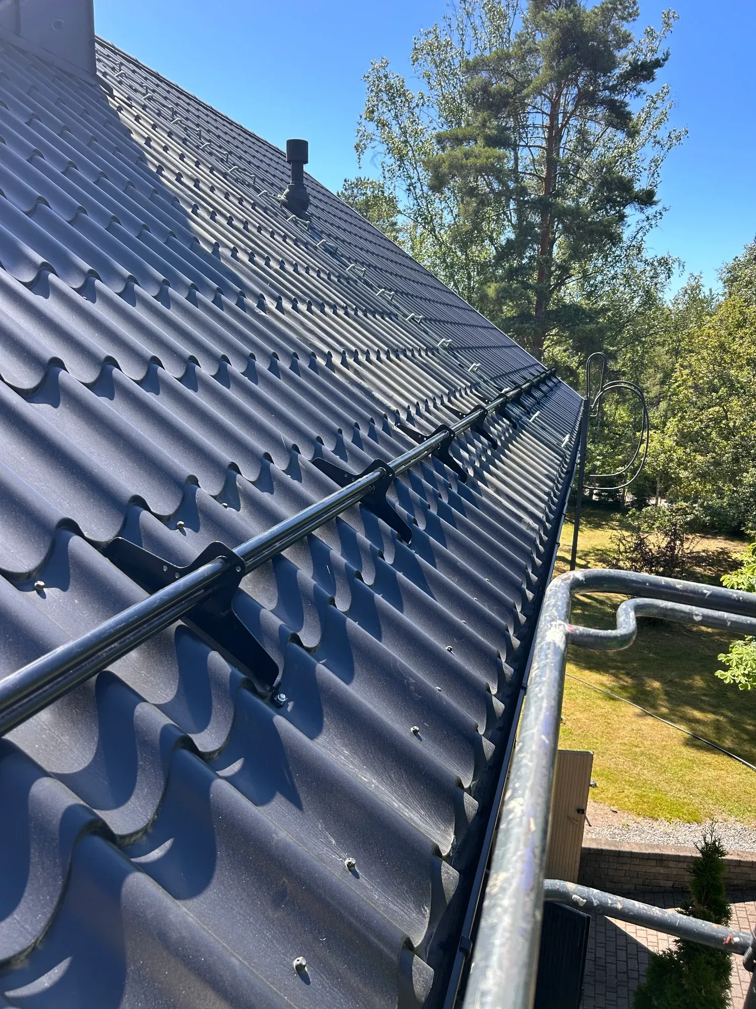 Vastahuollettu katto ja tyytyväinen asiakas saaristossa. Laadukas kattohuolto on paikallinen kunnia-asiamme.