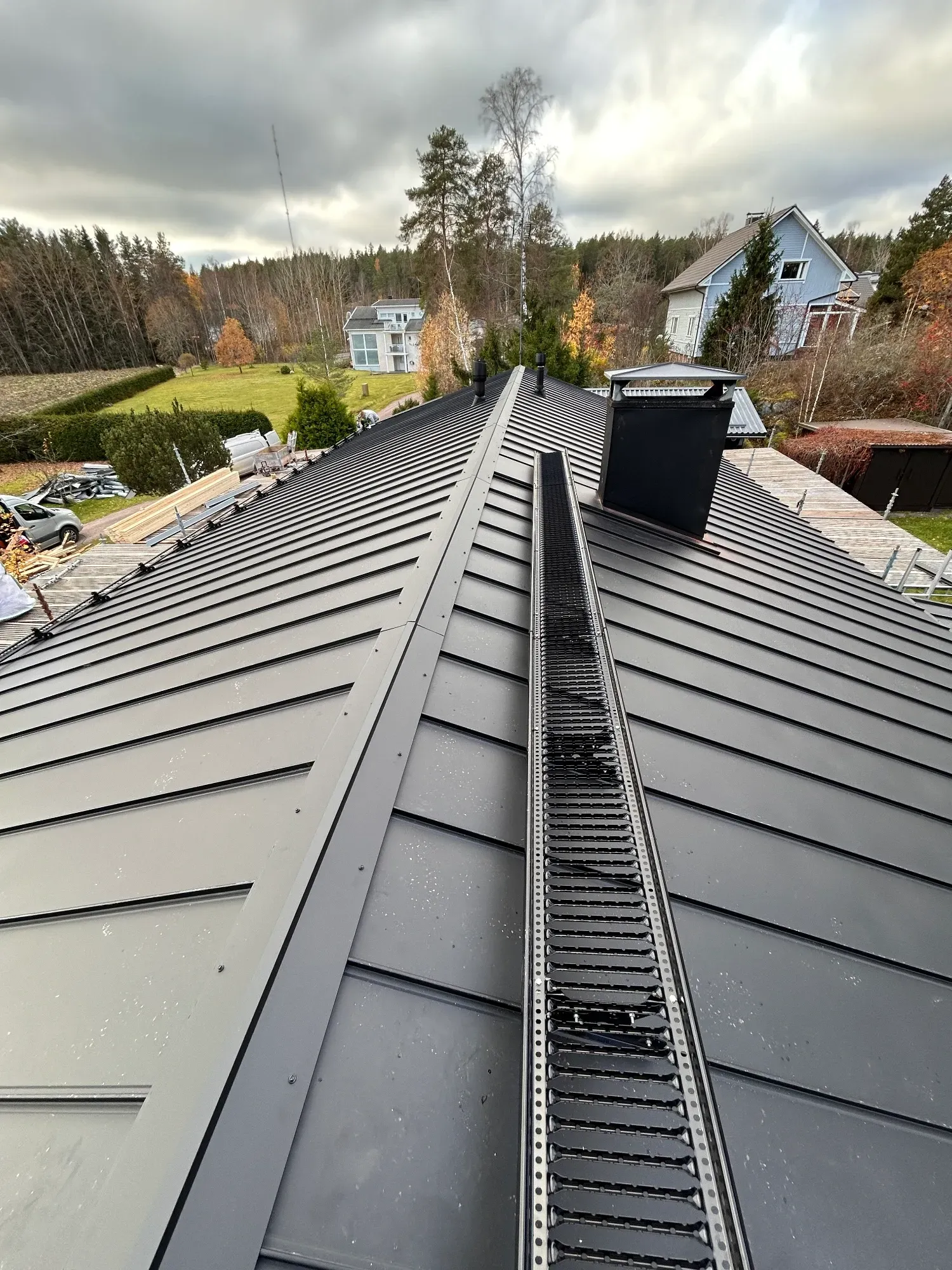 Lumiesteiden asennus peltikatolle Liedossa. Turvallinen liikkuminen katolla on osa huoltopalveluamme.