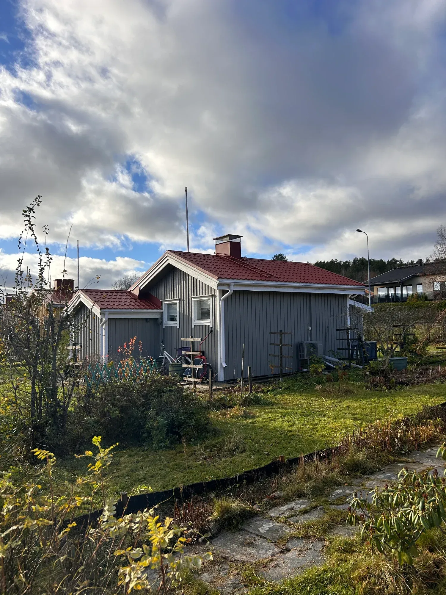 Tiilikattohuolto Vehmaan ja Mynämäen alueella. Ammattilainen varmistaa tiilikaton kestävyyden saaristossa.