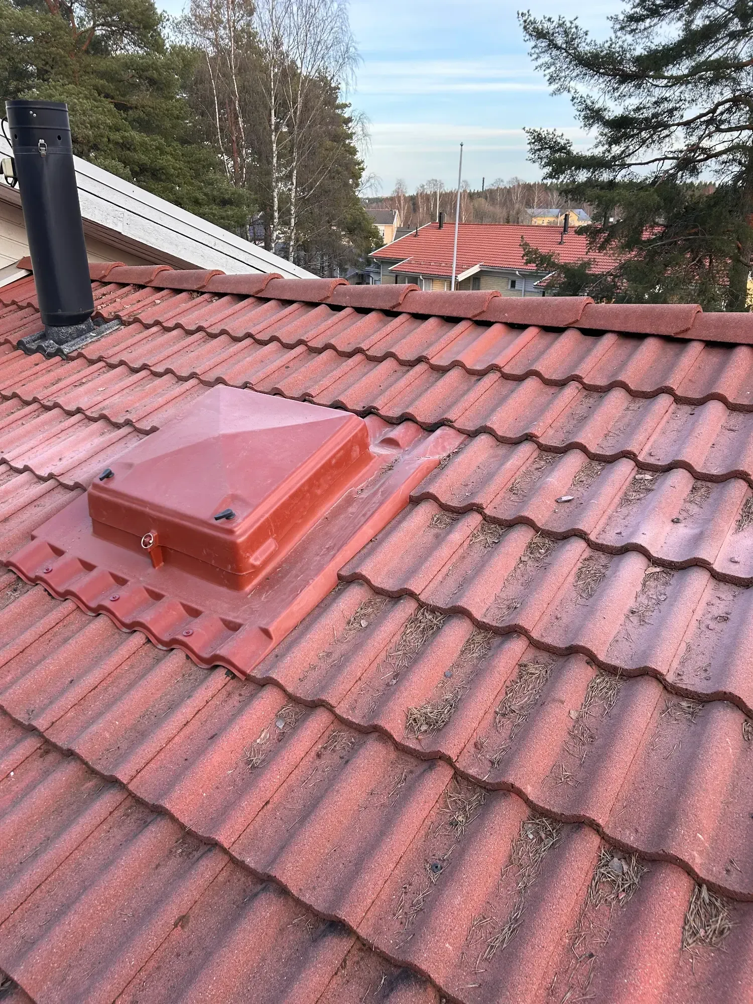 Tiilikaton sammaleenpoisto ja pesu Naantalissa. Katto puhdistetaan huolellisesti ennen suoja-ainetta.