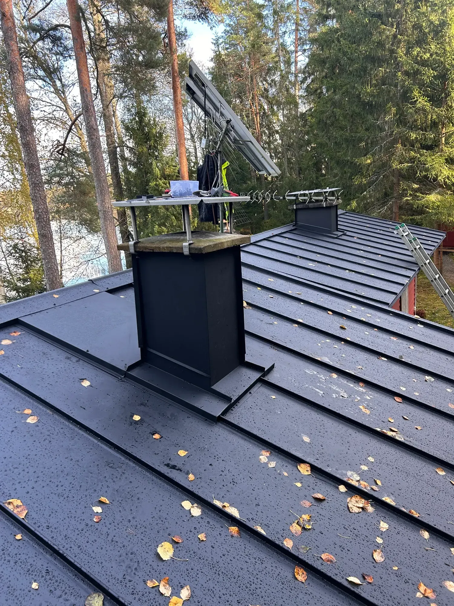 Peltikaton huoltomaalaus Turussa. Uusi maalipinta suojaa kattoa ruosteelta ja säältä Varsinais-Suomessa.