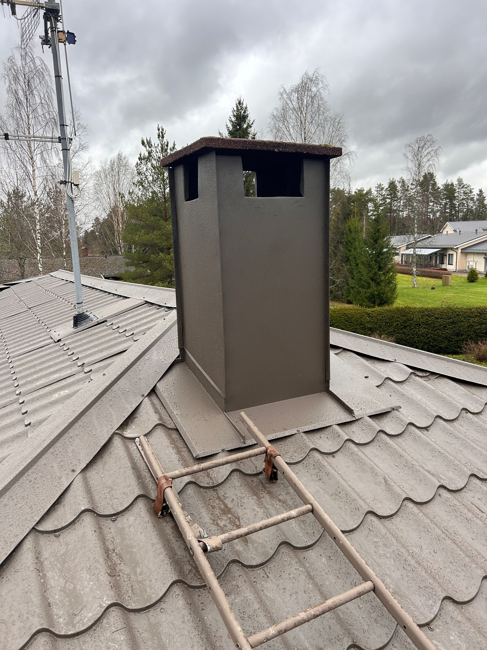 Tiilikaton suoja-ainekäsittely Turussa. Estämme tiilien rapautumisen ja sammaloitumisen tehokkaasti.