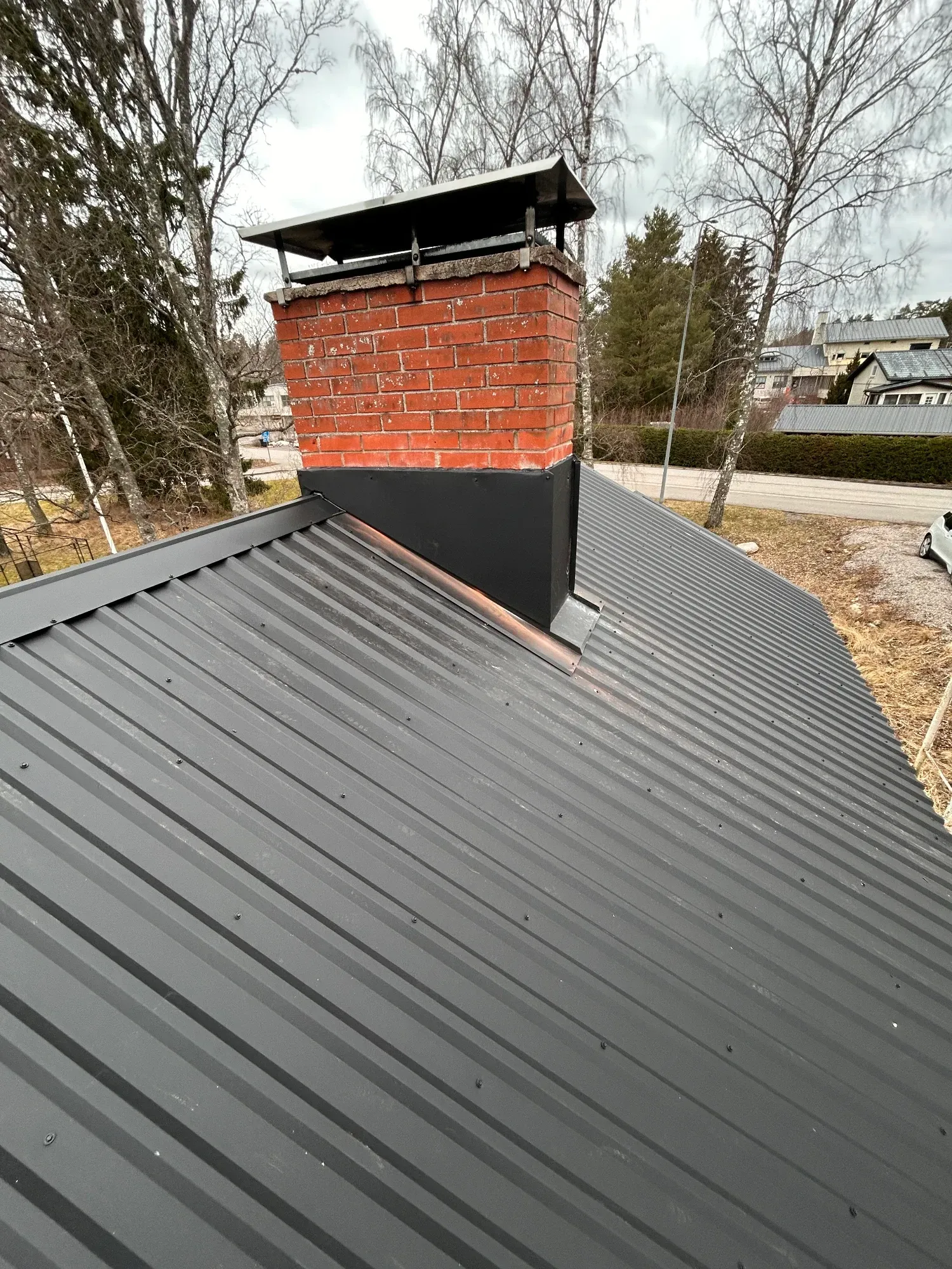 Peltikaton pesu ja maalaus Uudessakaupungissa. Ennen ja jälkeen -kuva kattohuollon lopputuloksesta.