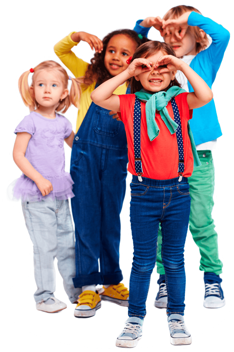 Cinco niños diversos sonriendo, haciendo formas de corazón con sus manos, vistiendo ropa colorida.