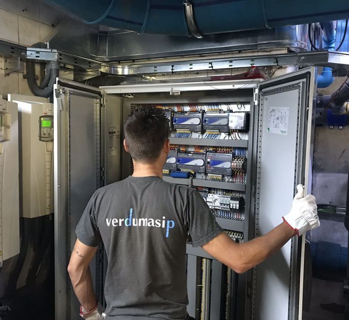 Un técnico que lleva una camisa gris con el logotipo 