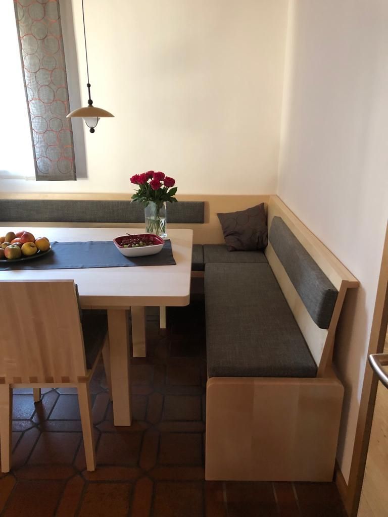 Möbelbau Essecke, Esstisch