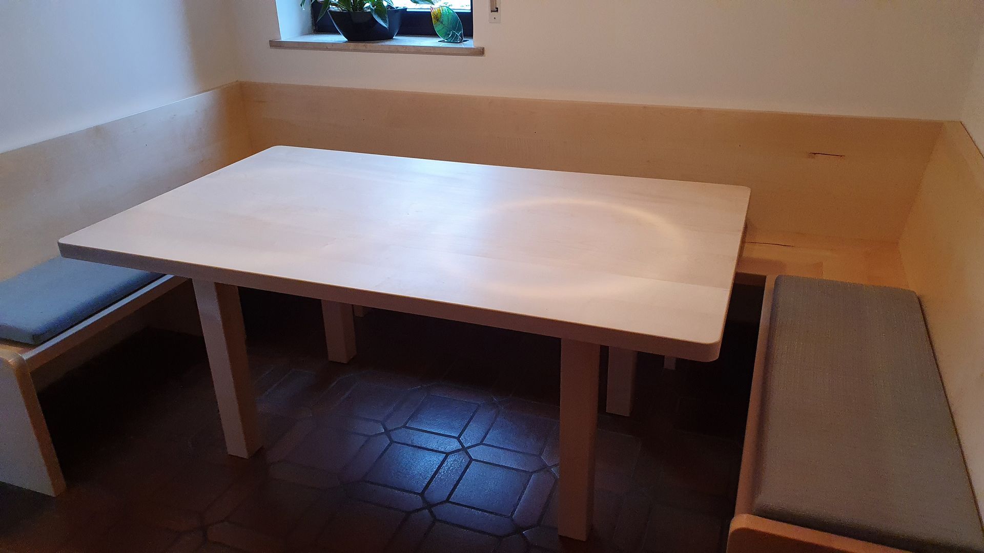 Möbelbau Essecke, Esstisch