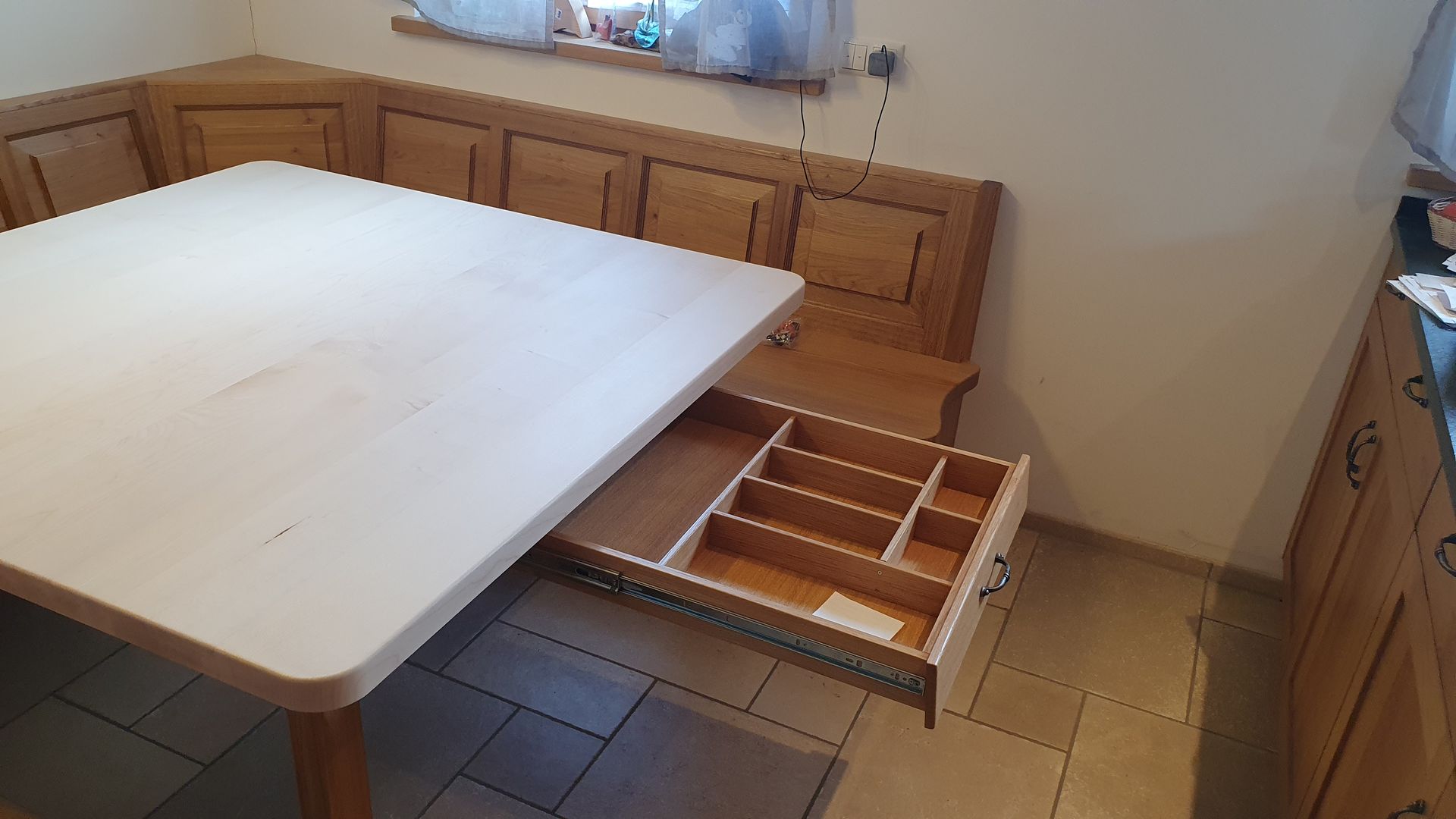 Möbelbau Essecke, Esstisch