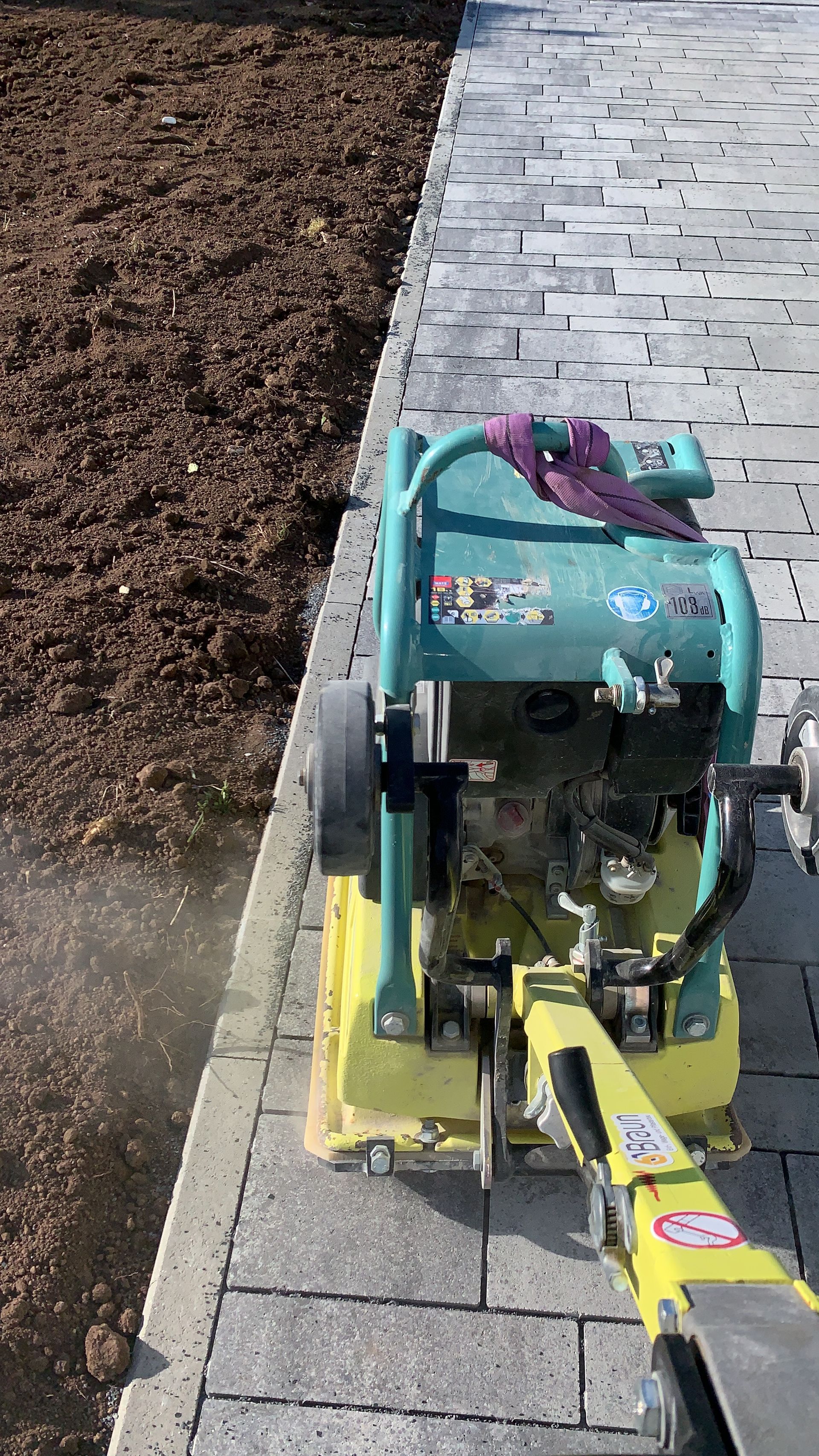 Handwerker bei Pflasterarbeiten