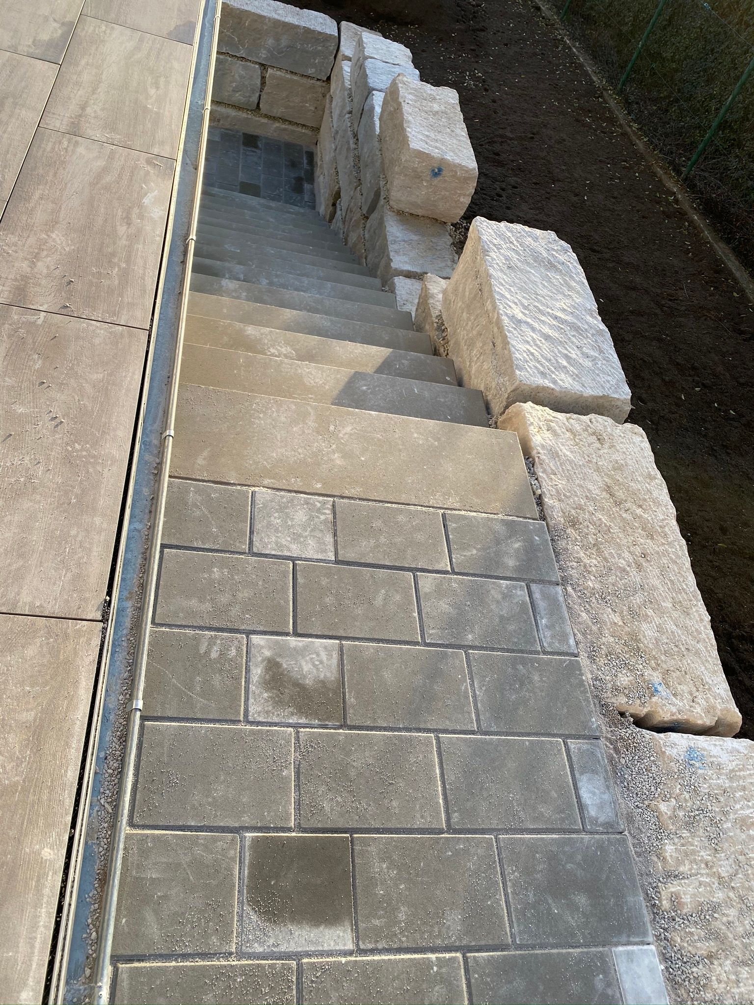 Natursteintreppe im Außenbereich im Bau