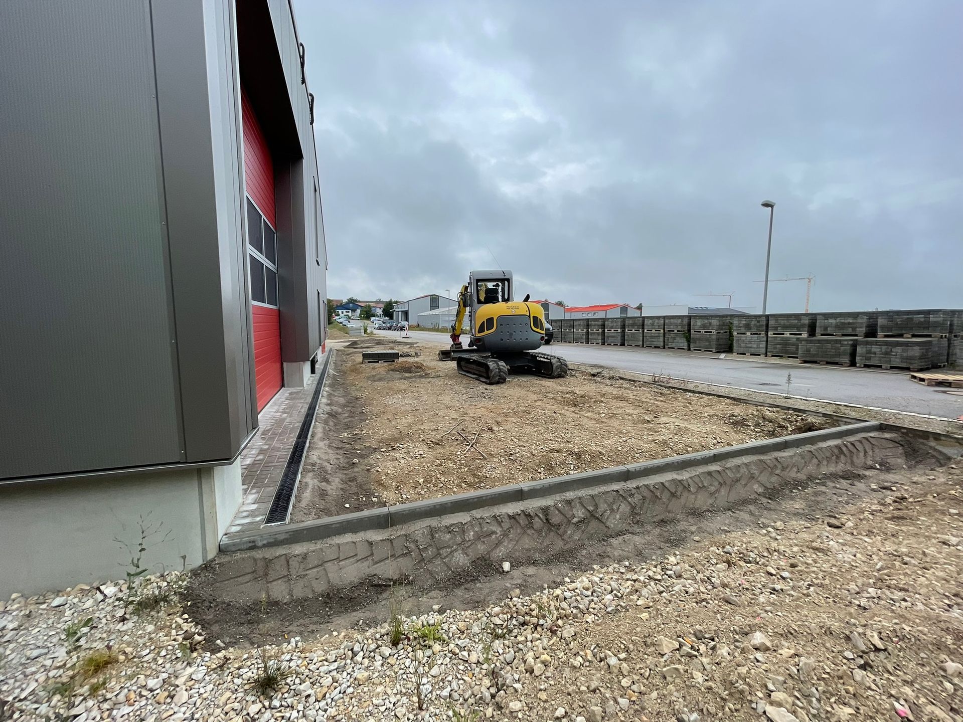 Pflasterbauarbeiten entlang eines Gebäudes