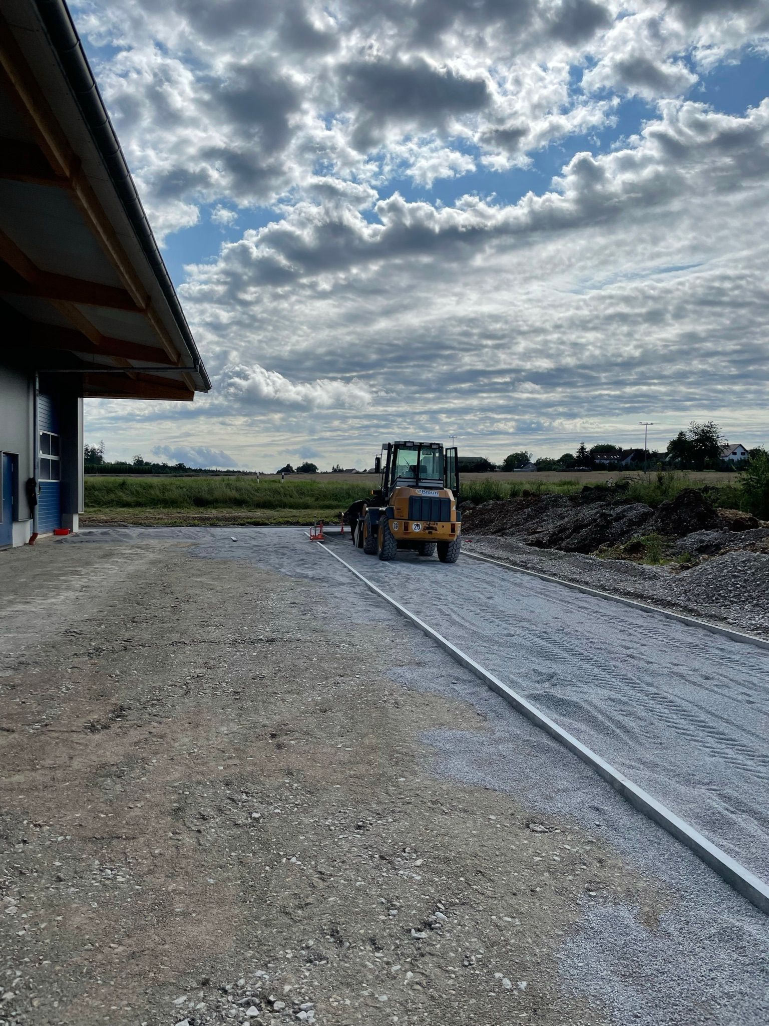 Wolkenhimmel über Baustelle