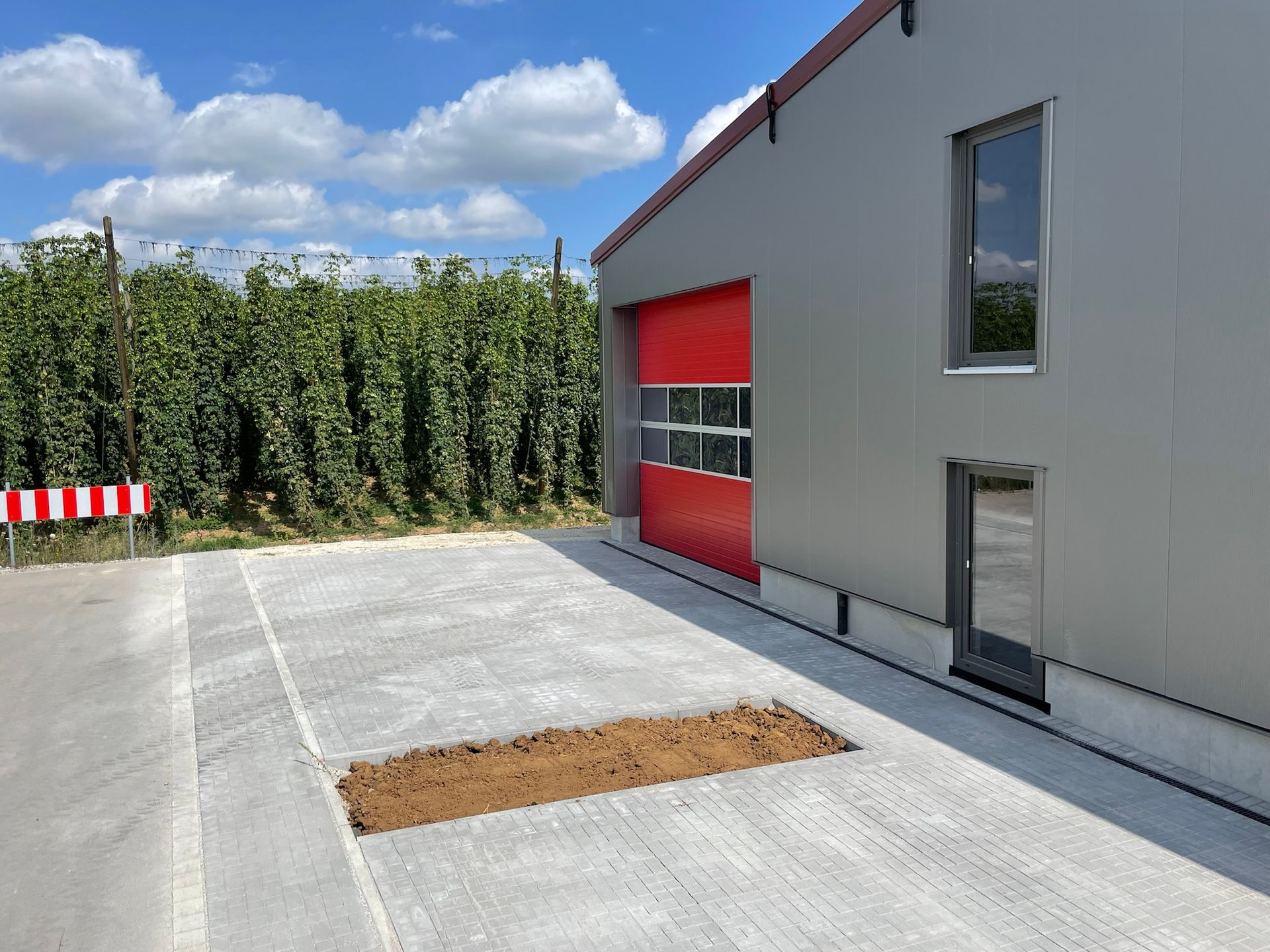 Fertiggestellte Pflasterfläche vor Gewerbegebäude