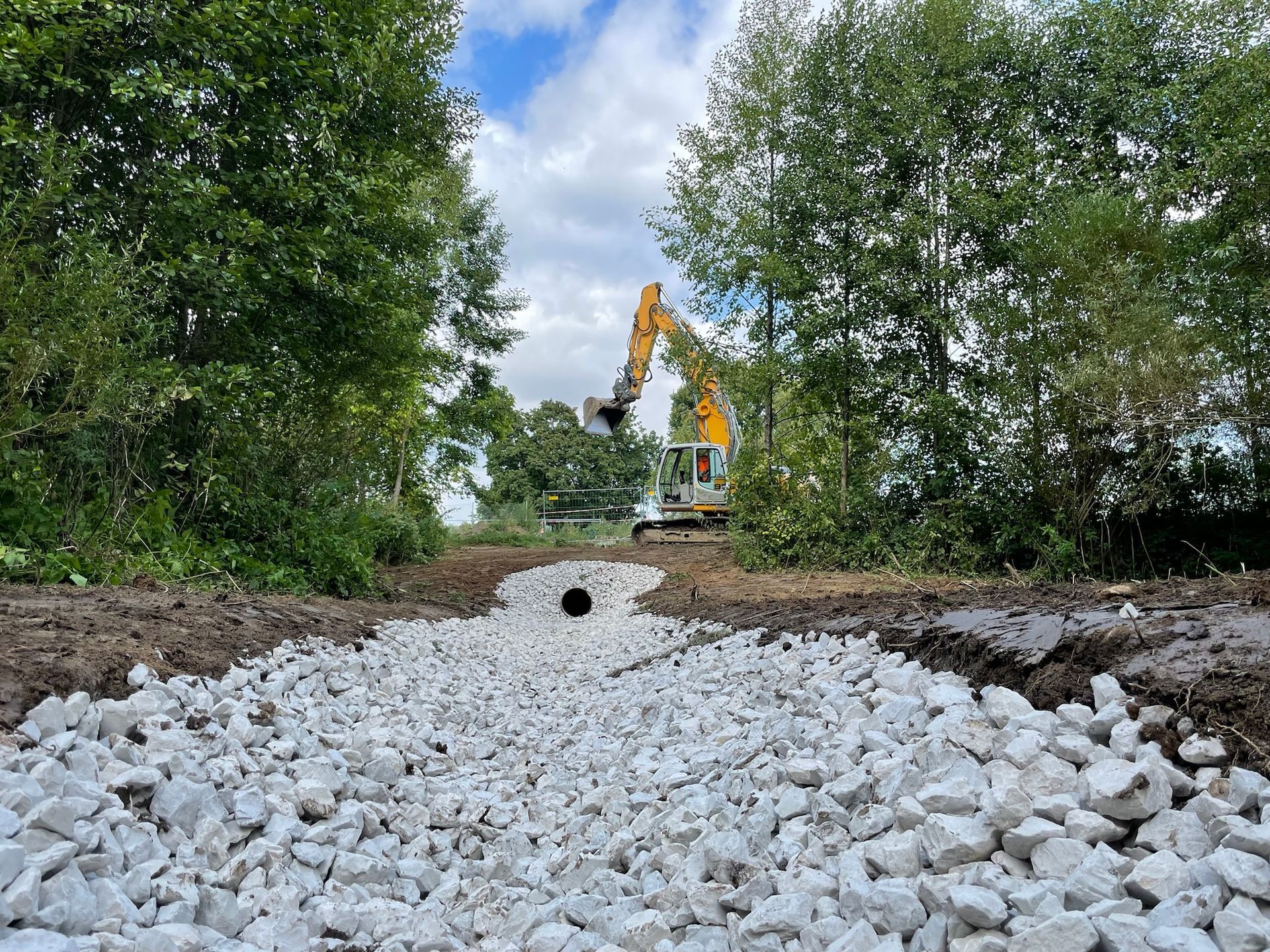 Schotterbett für Leitungsbau im Wald