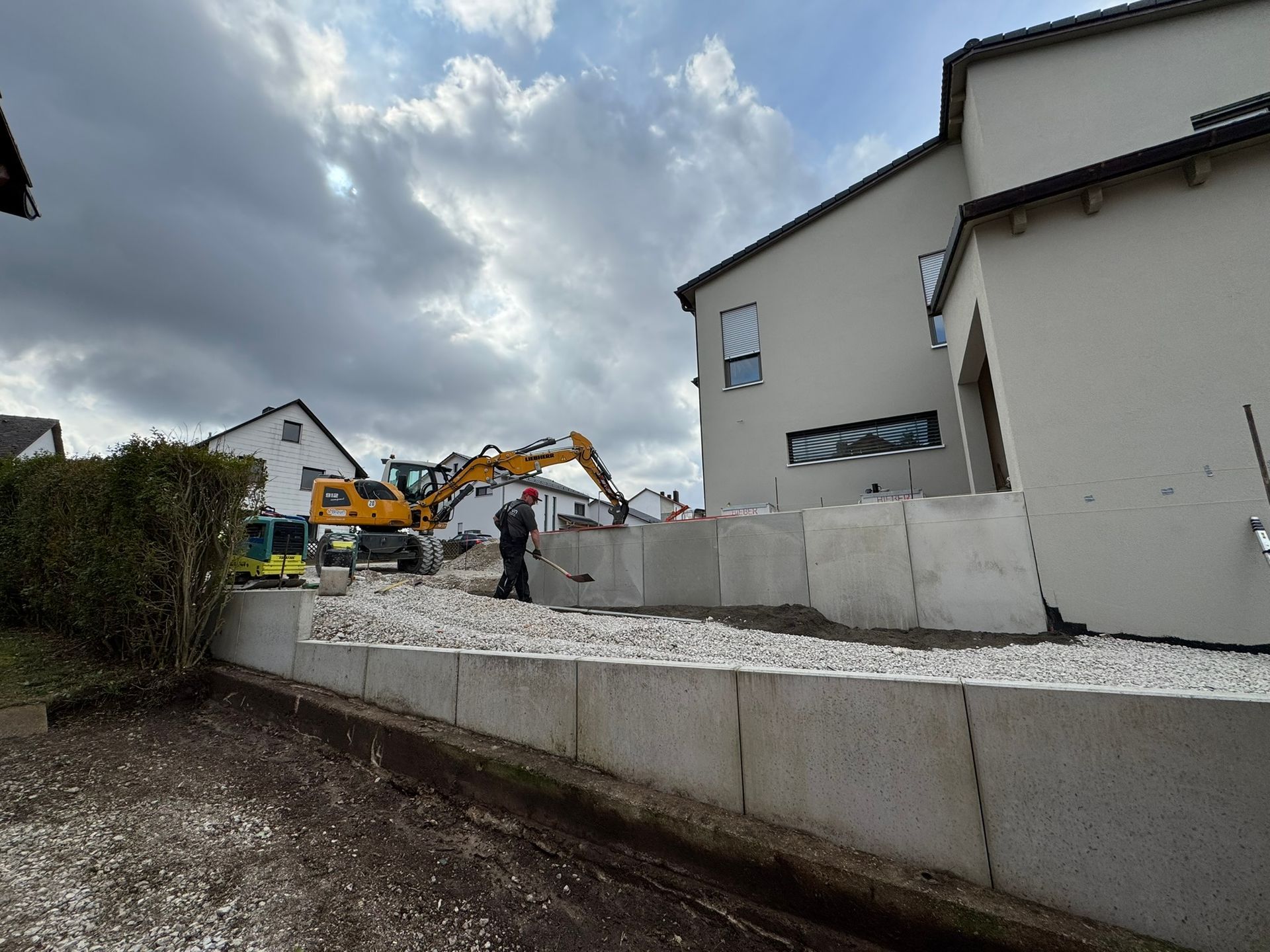 Erd- und Pflasterarbeiten an Grundstücksmauer