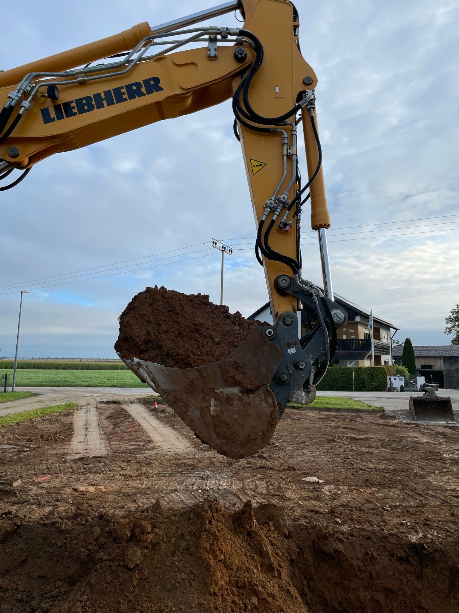 Baggerarm mit Hydraulikleitungen im Einsatz
