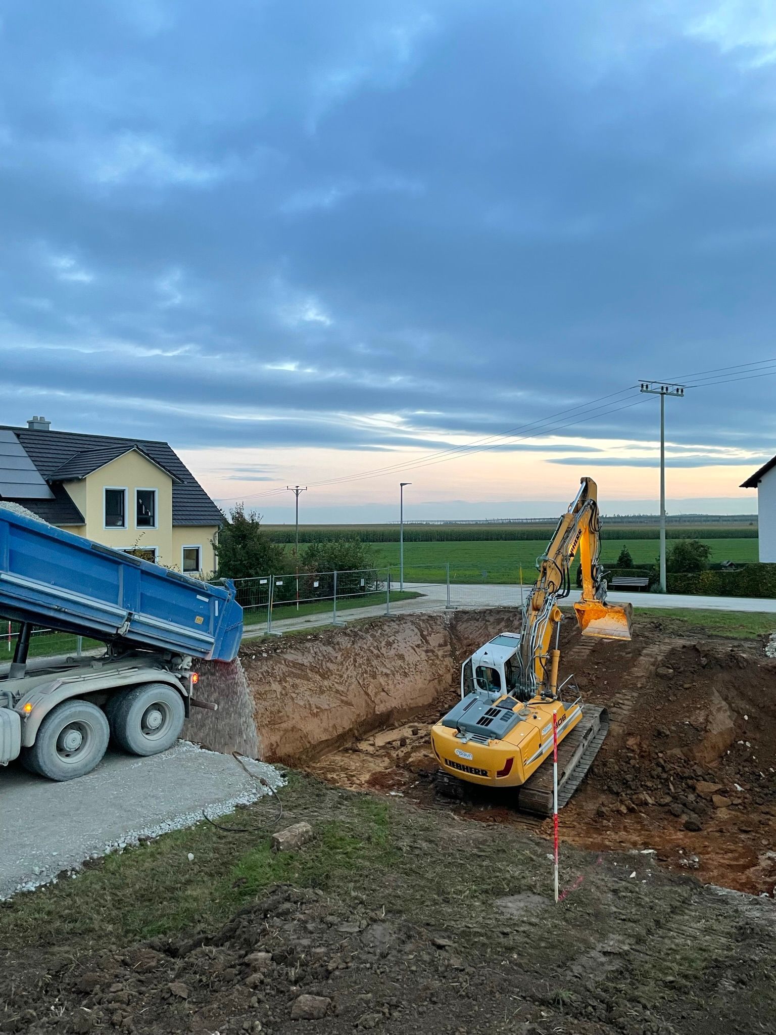 Bewölkter Himmel über Baustelle