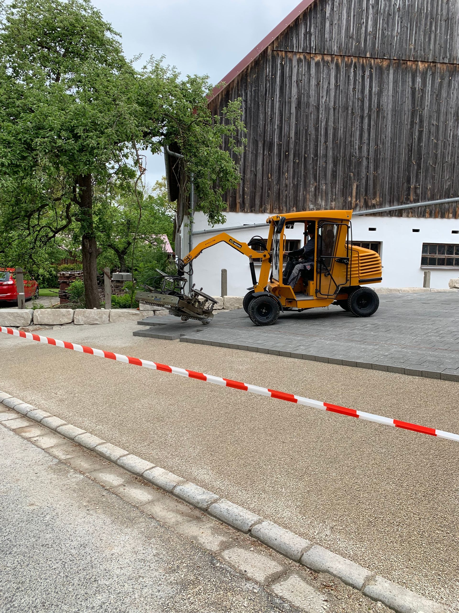 Baggerarbeiten neben Scheune im ländlichen Bereich