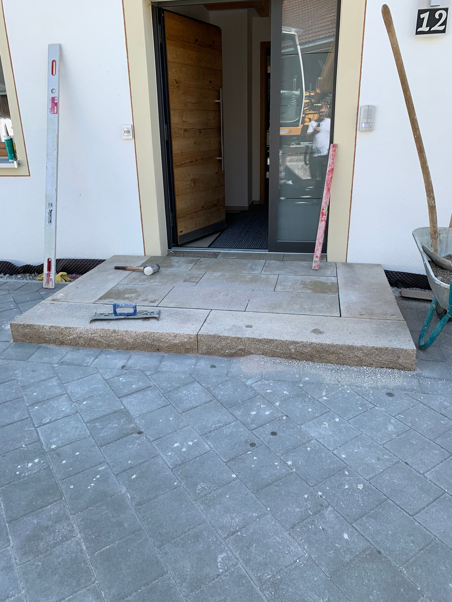 Hauseingang mit vorbereiteter Pflasterfläche