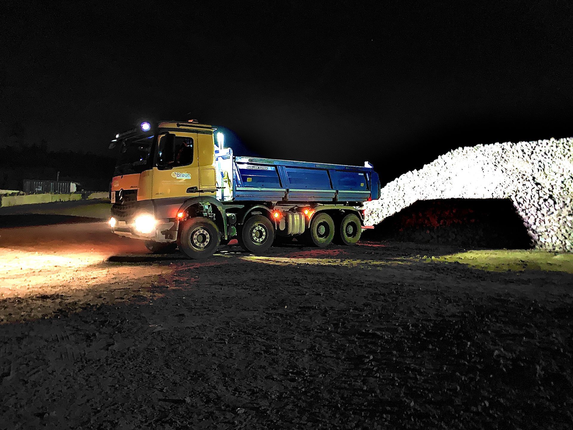 Aufeinander gestapelte Natursteine für Pflasterarbeiten