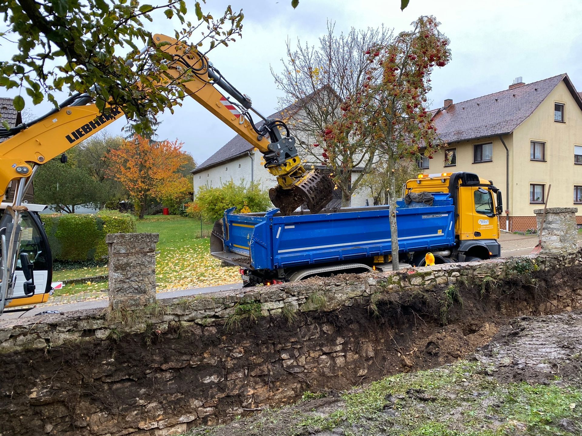 Transport von Baumaterialien mittels Bagger
