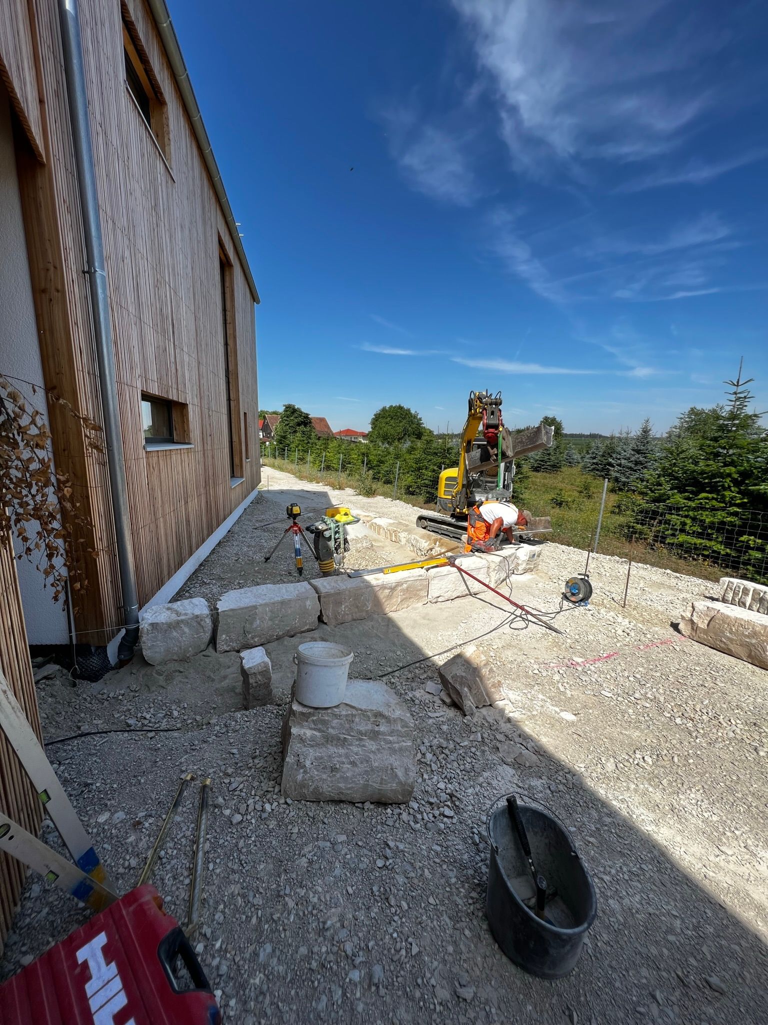 Frisch gepflasterte Einfahrt mit Grünstreifen und Kies