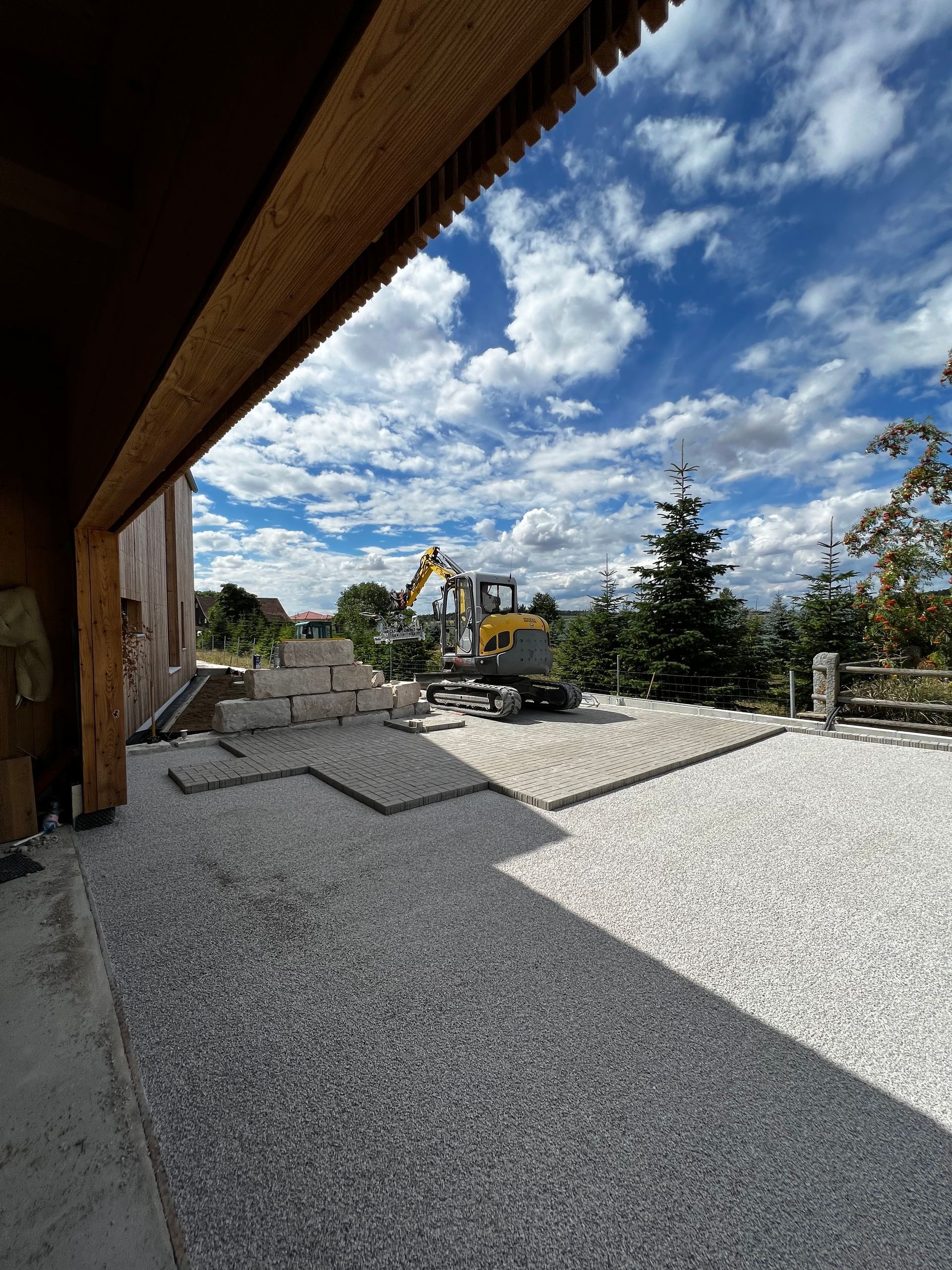 Blick unter Dachkante auf Himmel über Baustelle