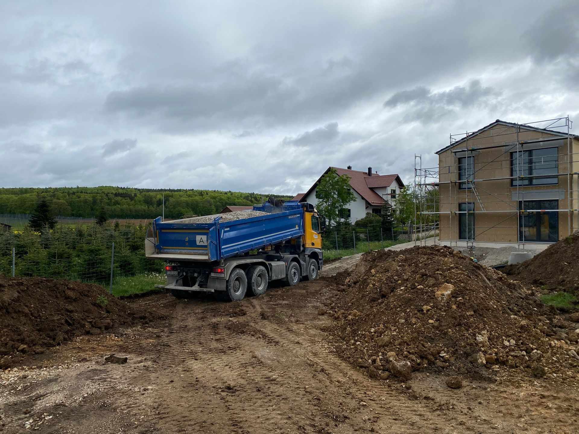 Lkw beim Abtransport von Erdaushub auf Baustelle