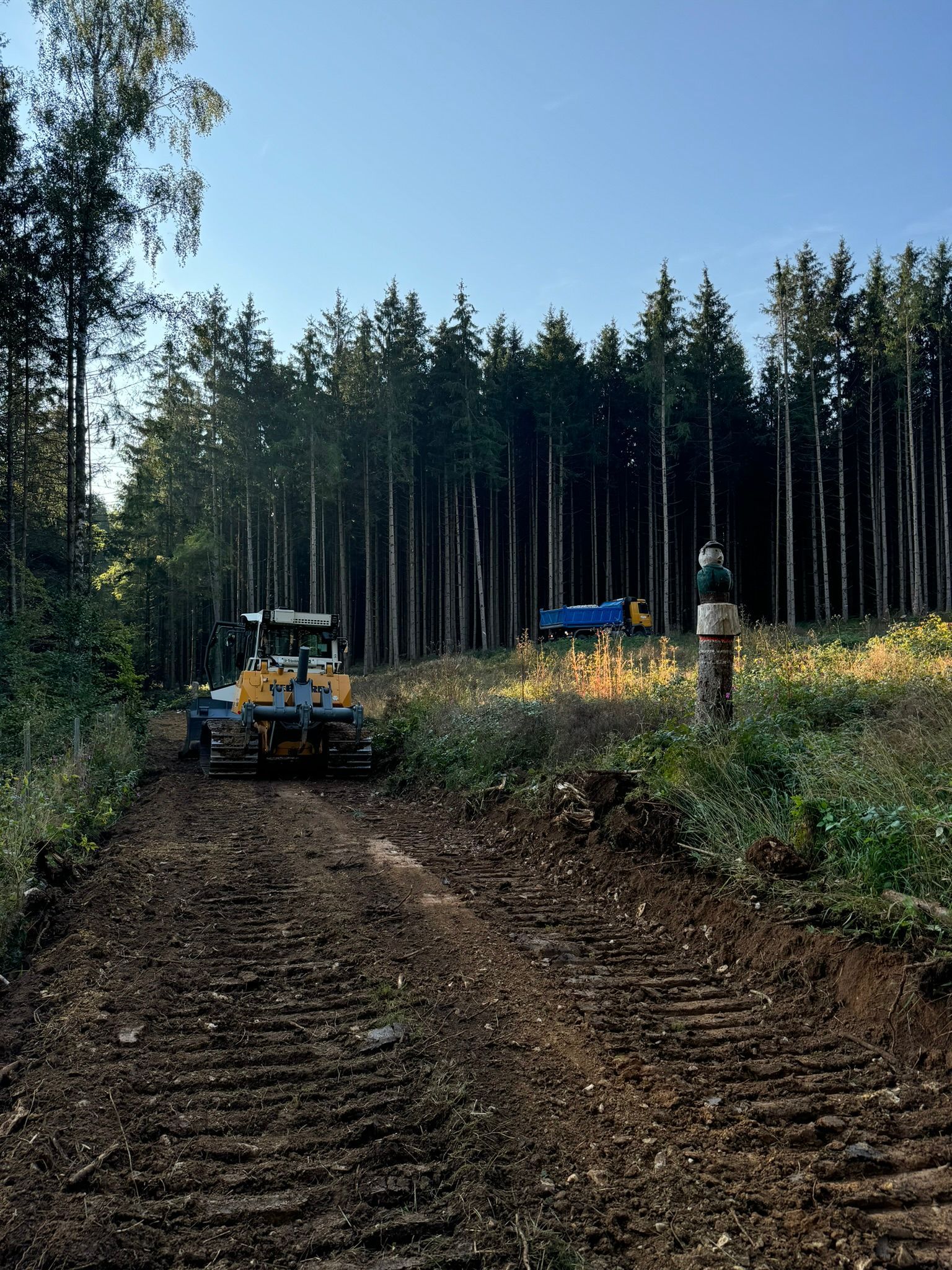 Eine Rüttelmaschine zum Befestigen von Straßen und Fußwegen