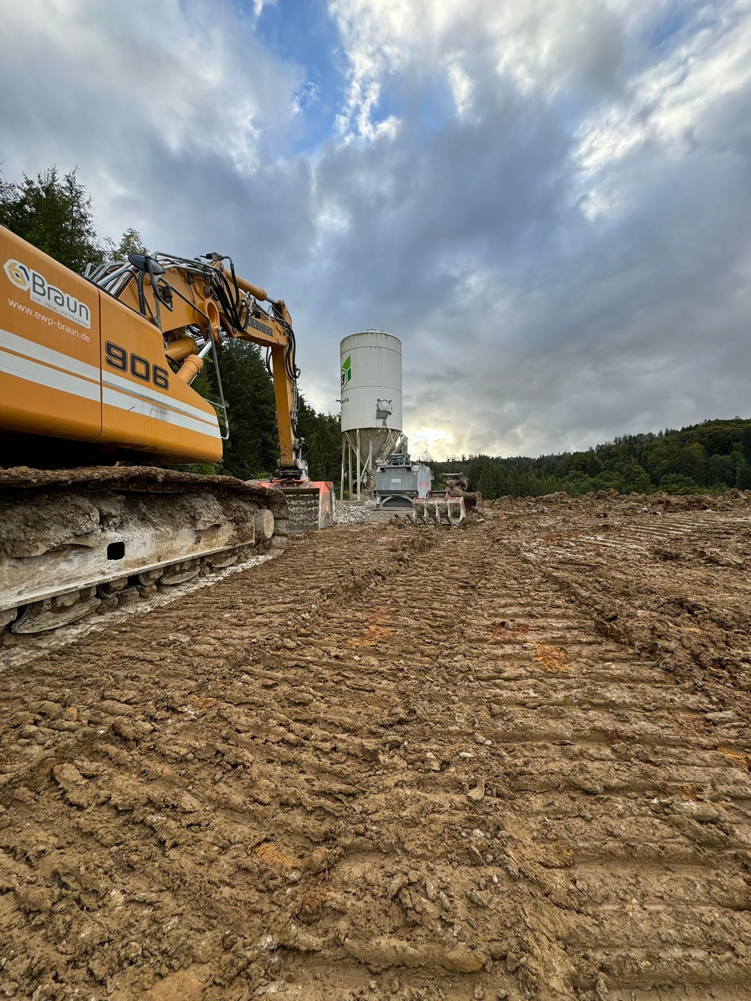 Handwerker verlegt Pflastersteine eines Gehwegs