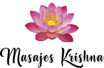 Flor de loto rosa sobre el texto "Masajes Krishna".
