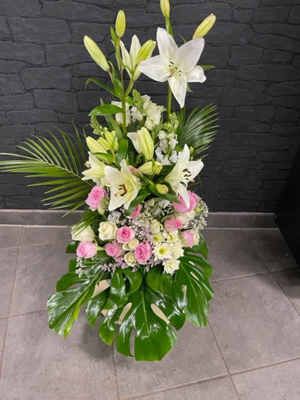 Ein großer Blumenstrauß steht auf einem gefliesten Boden.