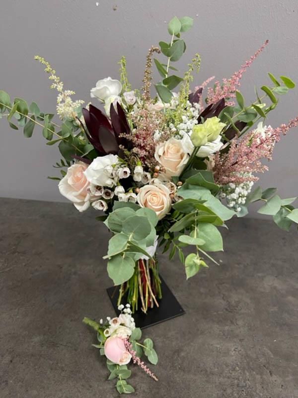 Ein Blumenstrauß steht auf einem Tisch.