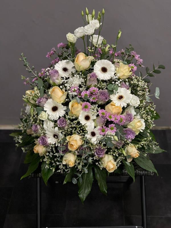 Auf einem Tisch steht ein großer Blumenstrauß.