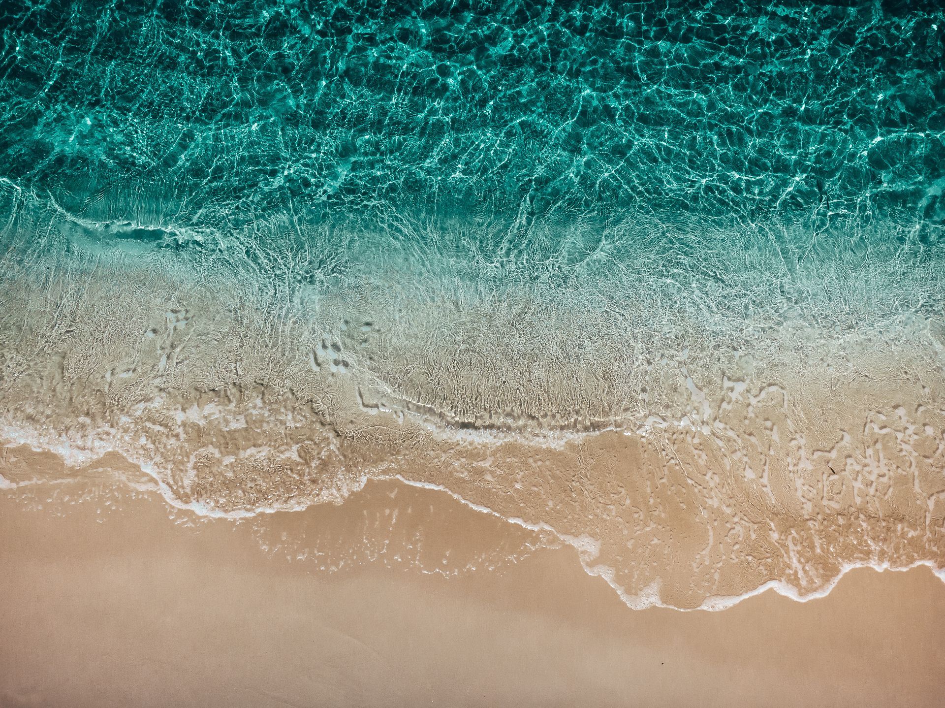 Une plage avec du sable.