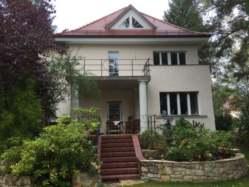 Modernisierung Altbau Einfamilienhaus mit neuer Steintreppe als Zugang zum Haus und neuem Dach.